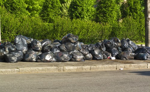 Waste clearance vehicle and collected household rubbish
